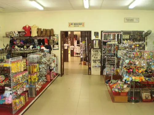 Souvenir Shop, Makam Mahsuri